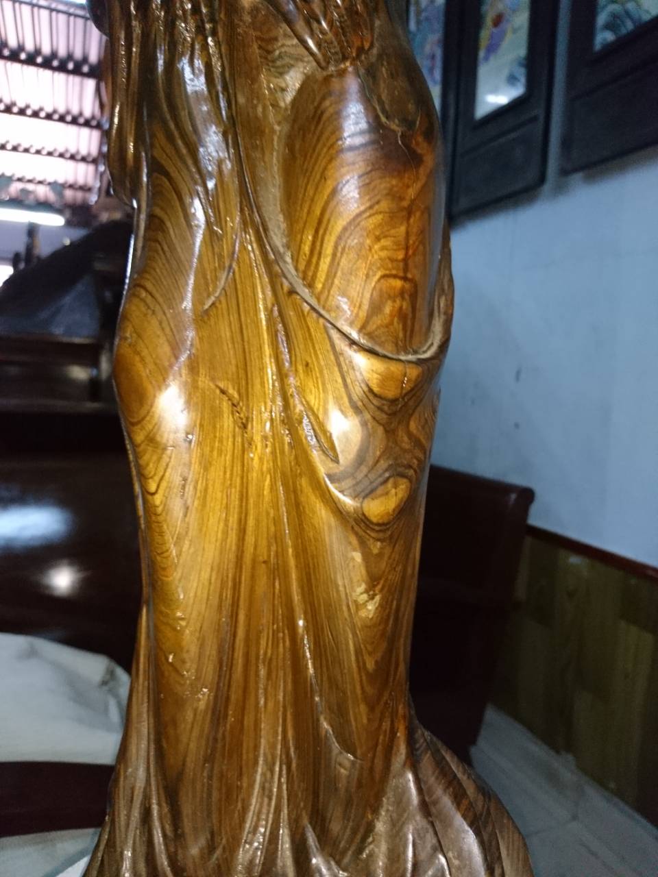 tượng cô gái bằng gỗ 