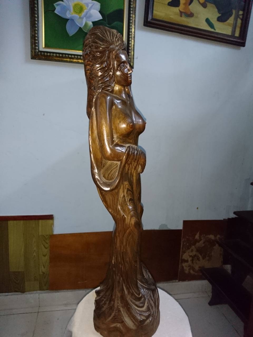 tượng cô gái bằng gỗ 