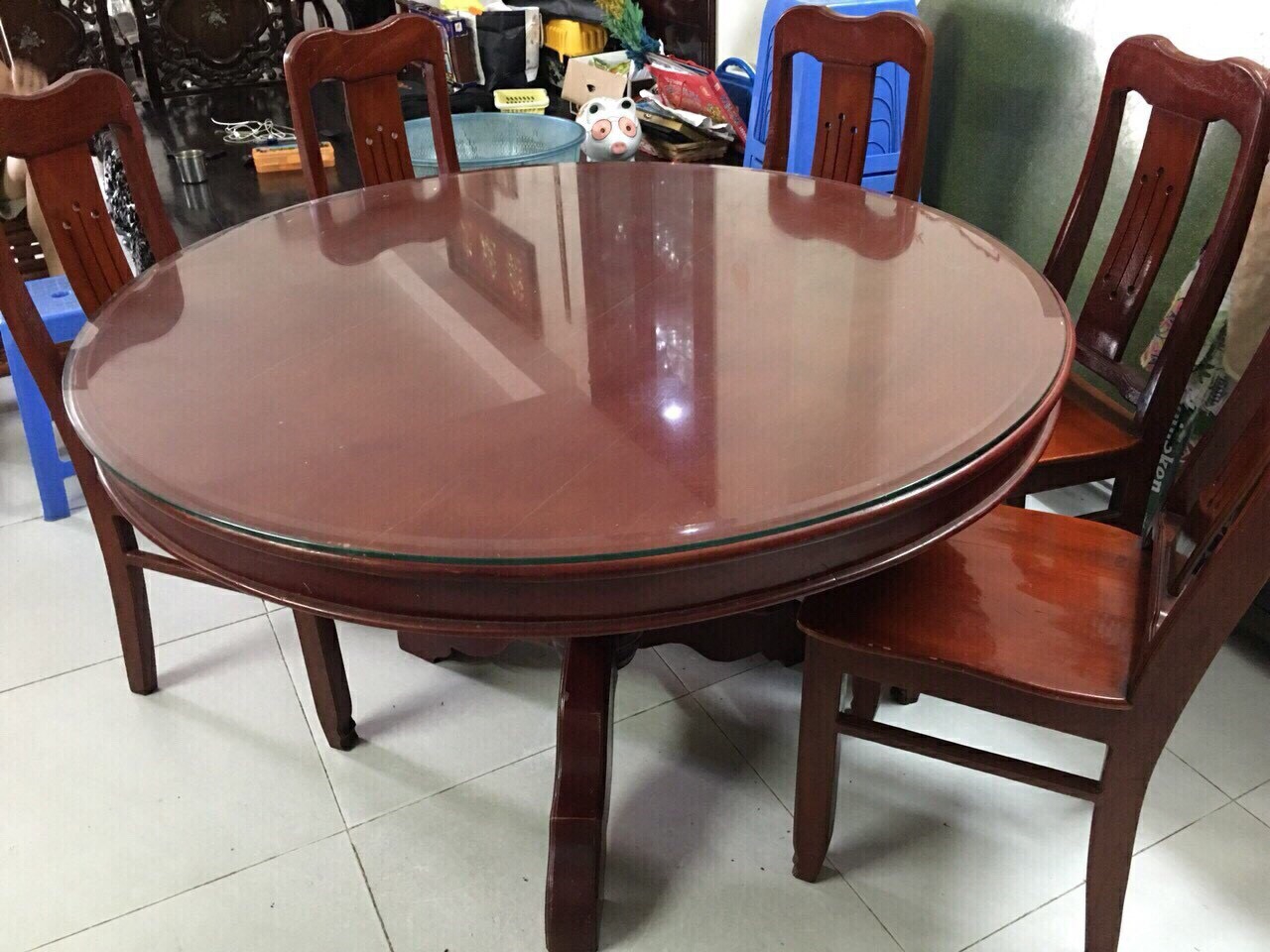 Trong bữa ăn sum họp, một chiếc bàn ăn tròn gỗ 10 ghế sẽ tạo không gian hòa quyện cho gia đình và bạn bè. Với thiết kế hiện đại và chất liệu gỗ cao cấp, chiếc bàn này chắc chắn sẽ làm hài lòng những tín đồ yêu thích nội thất đẹp.