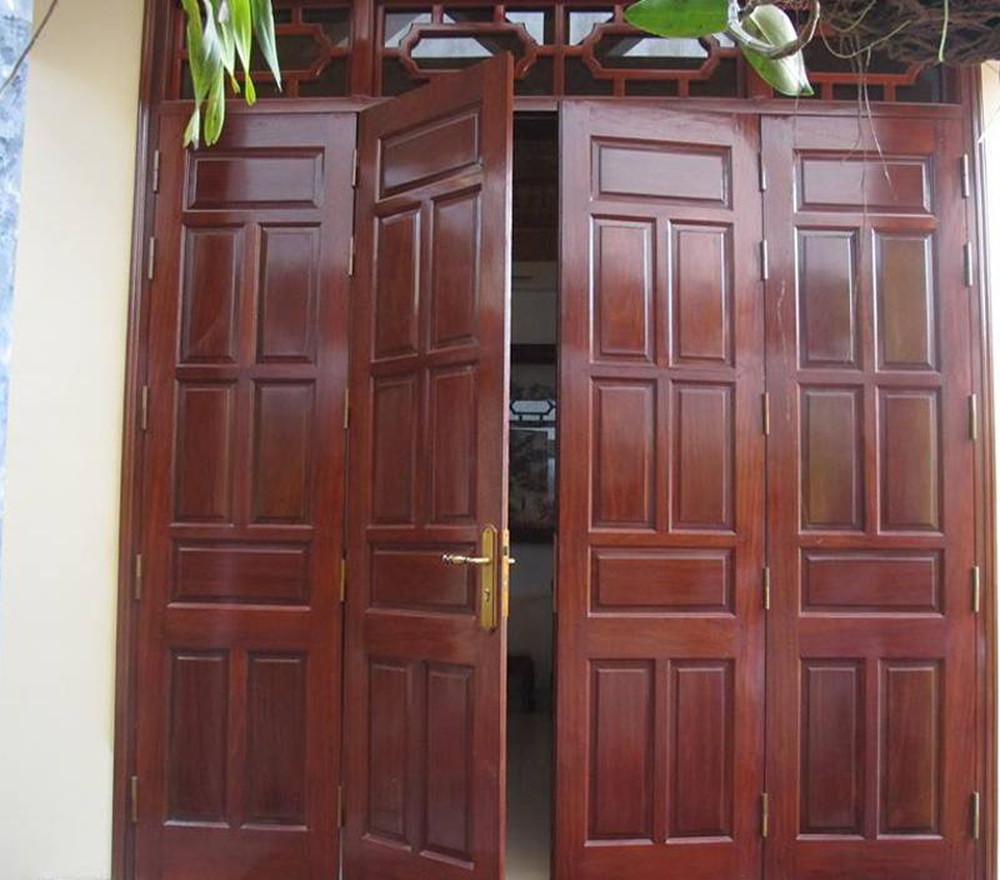 Khám phá bức hình của cửa gỗ cổ điển 4 cánh đầy tính thẩm mỹ, mang lại một không gian ấm cúng và sang trọng cho ngôi nhà của bạn.