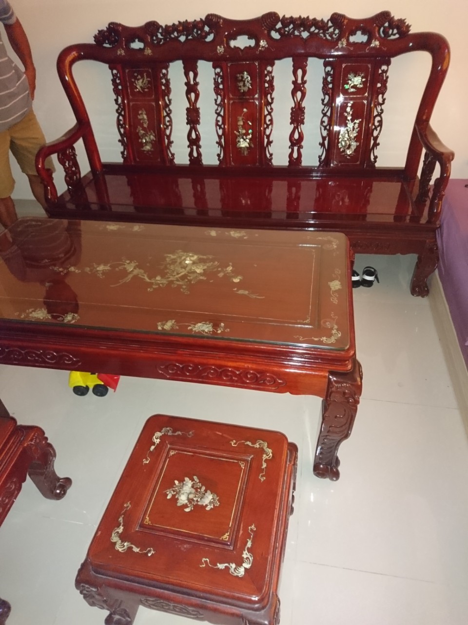 Bộ bàn ghế phòng khách gỗ gõ đỏ Việt Nam là một sản phẩm độc đáo và có giá trị thẩm mỹ cao. Từ chất liệu đến thiết kế, tất cả đều thể hiện được sự tư duy và kỹ năng của người thợ. Hãy cùng chiêm ngưỡng bộ bàn ghế phòng khách gỗ gõ đỏ Việt Nam để tưởng niệm vẻ đẹp của nghệ thuật gỗ truyền thống Việt Nam!