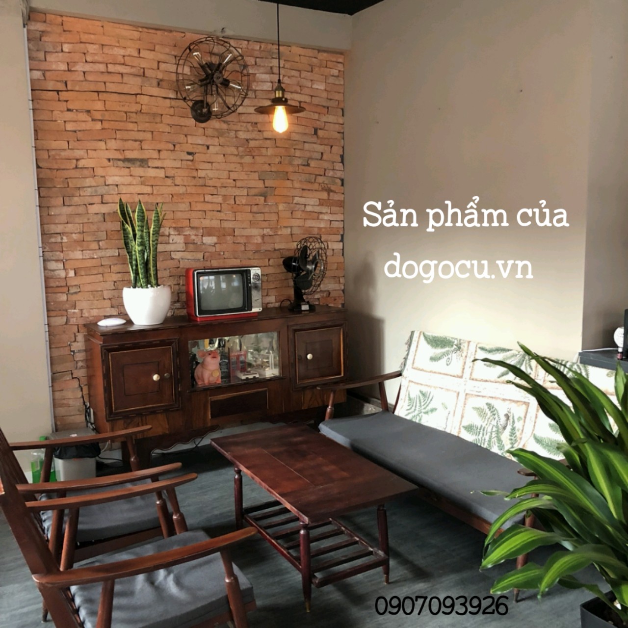 Bàn ghế gỗ phòng khách của chúng tôi sẽ đưa bạn đến một thế giới của nét đẹp và lòng tự hào. Mỗi chiếc bàn và ghế được chế tác từ gỗ tự nhiên và tạo ra một không gian hiện đại mà vẫn giữ được nét truyền thống tinh tế.