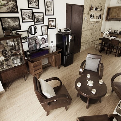 Biến hóa không gian quán cà phê vintage với bàn ghế sa lông gỗ cũ