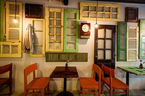 Cửa gỗ vintage mang đến luồng sinh khí mới cho các quán cafe