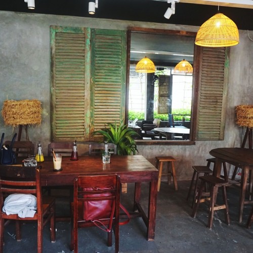 Ghế gỗ vintage tạo phong cách cổ điển cho không gian quán cafe