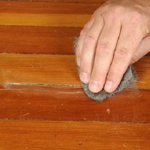 Sàn gỗ bị bạc màu phải làm sao để sửa